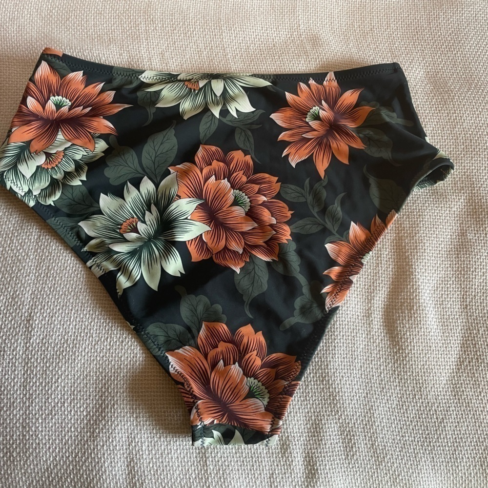 Bathing suit top and bottom - Picture 8 of 9